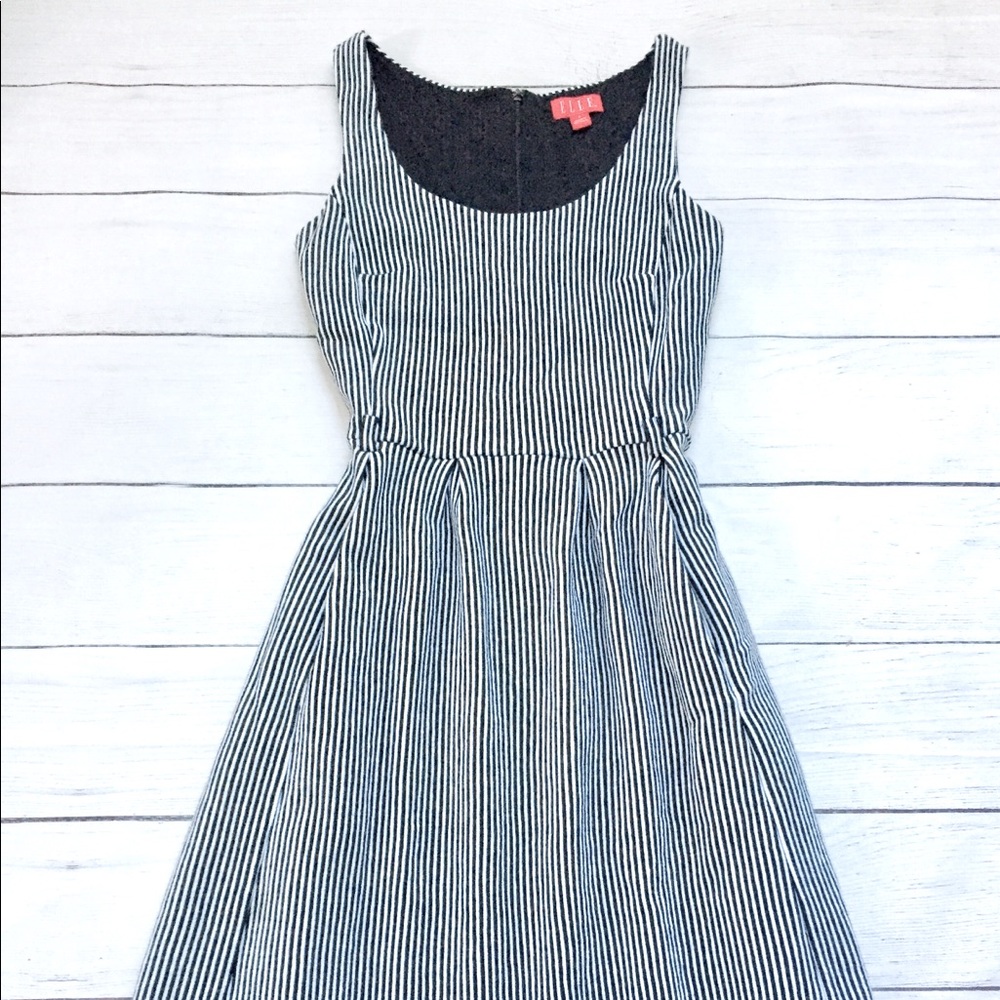 Elle Black&White Fine Stripe Fit&Flare Dress xs